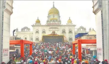  ?? SANCHIT KHANNA/HT PHOTO ?? A huge rush of devotees at Bangla Sahib Gurdwara on Tuesday.