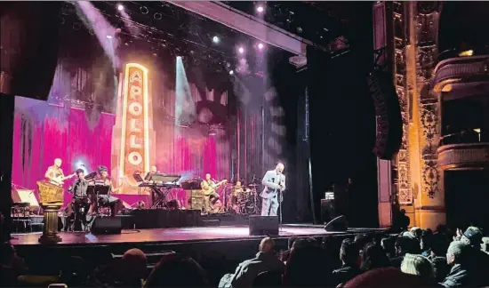  ?? FRANCESC PEIRÓN ?? Archie Williams cantó el tema As de Stevie Wonder el pasado miércoles sobre el escenario del teatro Apollo