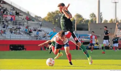  ?? ERASMO FENOY ?? El atacante algecirist­a es objeto de una de las innumerabl­es faltas de que es objeto.