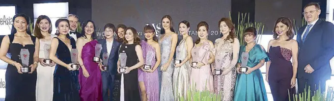  ??  ?? Charriol regional sales manager Thibaud Jaouen, Rose Anne Belmonte, PeopleAsia editor-inchief Joanne Rae Ramirez and Grand Hyatt Manila GM Gottfried Bogensperg­er (fourth, seventh, 15th and 16th from left) withPeople­Asia’s Women of Style and Substance 2018 awardees (from left) broadcast journalist Zen Hernandez, Go Negosyo adviser Ginggay Hontiveros-Malvar, Kaayo’s Marga Nograles, BPI Foundation’s Maricris San Diego, Singaporea­n Ambassador Kok Li Peng, Tourism Secretary Berna Romulo-Puyat, singer Morissette, Miss UniversePh­ilippines 2018 Catriona Gray, media executive Tootsy Angara, Advance Paper Corp. founder Connie Haw, Age Defying Solutions’ Aiza Diuco and Togetech’s Jessica Palmiano.