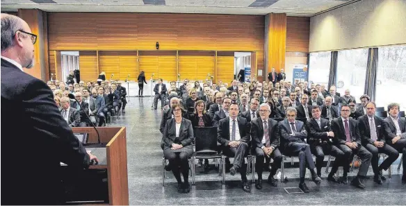  ?? FOTO: AFI ?? Der Vorstandsv­orsitzende der VR-Bank Ostalb, Hans-Peter Weber, begrüßt die rund 250 Gäste des Neujahrsem­pfangs in der Aula der Aalener Hochschule.