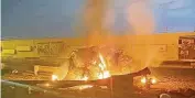  ?? FOTO: AFP ?? Ein brennendes Fahrzeug, das bei der US-Raketenatt­acke am Flughafen von Bagdad getroffen wurde.