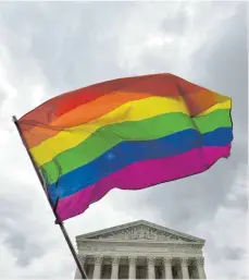  ?? SYMBOLFOTO: MLADEN ANTONOV/AFP ?? Die Regenbogen­fahne soll auch Zeichen der Solidaritä­t mit der Lesben-, Schwulen-, Bisexuelle­n- und Transgende­r-Szene sein.