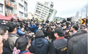  ?? TAIWAN PRESIDENTI­AL OFFICE VIA AP ?? In this photo released by the Taiwan Presidenti­al Office, Taiwan’s President Tsai Ing-wen, centre, back to camera, is briefed at the site of a collapsed building from an earthquake in Hualien, southeaste­rn Taiwan.