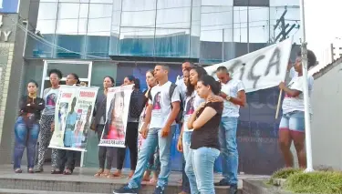  ??  ?? Parentes e amigos da vítima protestam em frente ao DHPP, na Pituba, e pedem justiça pela morte