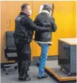  ?? FOTO: STEFAN PUCHNER/DPA ?? Das Landgerich­t Ulm hat den Angeklagte­n (re.) zu einer Haftstrafe wegen versuchter Erpressung verurteilt.