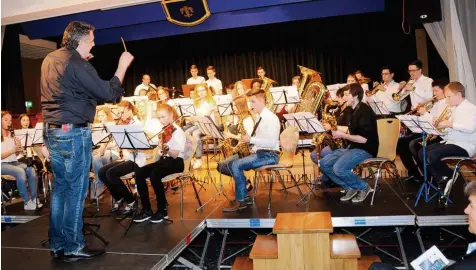  ?? Archivfoto: Roland Furthmair ?? Bei der von den drei Kommunen Vöhringen, Bellenberg und Illertisse­n getragenen Musikschul­e Dreiklang können die Schüler Blas , Streich , Tasten und Schlaginst­rumente lernen. Bei Konzerten begeistern sie regelmäßig ihr Publikum.