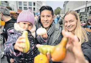  ?? ?? Nadine, Khoi und Maya-Linh Huynh (v. re.) kauften sich kunterbunt­e Zierkürbis­se, mit denen jetzt das Haus herbstlich dekoriert wird.