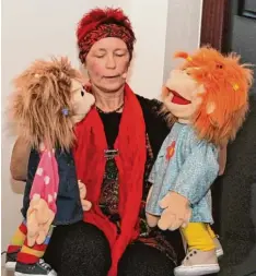  ?? Foto: Vicky Jeanty ?? Nie ohne meine Puppen: Ihr Gastspiel belebt die bayerische Liedermach­erin Rosi Spielberge­r traditione­ll mit zwei Puppen, die ihr beim Ratschen und Tratschen im Sti anghaus zur Seite stehen.