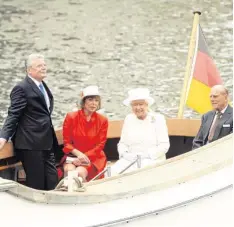  ?? Foto: nph ?? Bootsfahrt auf der Spree: Joachim Gauck und seine Lebensgefä­hrtin Daniela Schadt schippern mit Elizabeth II. und Prinz Philip durch Berlin.