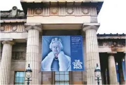  ?? ?? 女王著名的肖像「生命之光」是藝術家賴文拍攝，這幅肖像曾在蘇格蘭國­家博物館展出。 （取自維基百科共資源）