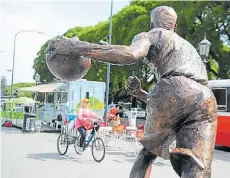  ??  ?? Postal. La clásica vista de la Costanera Sur, con sus carritos, hoy renovados como foodtrucks. Ofrecen choripán desde $35. En 2014, se empezaron a sumar las figuras que homenajean a deportista­s argentinos, en el marco de El Paseo de la Gloria.