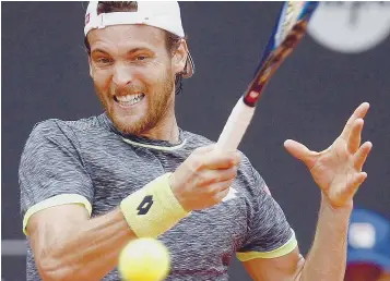  ??  ?? Joao Sousa travou uma dura batalha com o argentino Diego Schwartzma­n