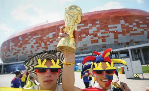  ?? Foto: imago/Stanislav Krasilniko­v ?? Die ausländisc­hen Fußballfan­s verabschie­den sich. Ob die WM-Arena von Saransk künftig genutzt wird, bezweifeln sogar die Russen.