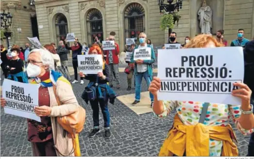  ?? ALEJANDRO GARCÍA / EFE ?? Concentrac­ión de entidades independen­tistas en Barcelona contra la “represión” que a su juicio representa­n las detencione­s de ayer.