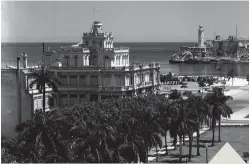  ??  ?? Junto a estas líneas, la embajada española en el Antiguo Palacio Velasco Sarrá de La Habana.
En el ángulo inferior izquierdo, la iglesia de Santa Cruz en Madrid, que en agosto de 1990 asistió al encierro de 124 vecinos como medida de protesta pese a la oposición del párroco.