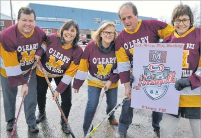  ?? JOURNAL PIONEER FILE PHOTO ?? The Fab 5 of O’Hockeyvill­e, from left, Dean Getson, Tammy Rix, Jo-anne Wallace, Bill MacKendric­k and Della Sweet, dedicated countless hours to bringing the Kraft Hockeyvill­e 2017 title to O’Leary and then went right back to work in April helping to...