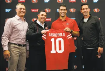  ?? Santiago Mejia / The Chronicle ?? 49ers general manager John Lynch (left), CEO Jed York, newly acquired quarterbac­k Jimmy Garoppolo and head coach Kyle Shanahan pose at Garoppolo’s introducti­on in Santa Clara.