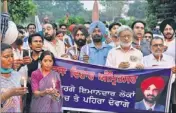  ?? MUNISH BYALA/ HT ?? People taking part in a candleligh­t march against the attack on IAS officer Kahan Singh Pannu in Amritsar on Friday.