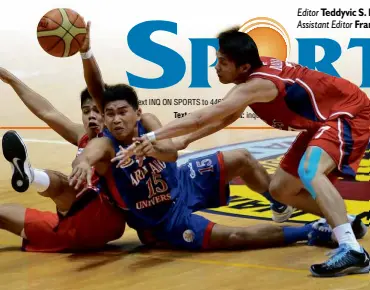  ?? AUGUST DELA CRUZ ?? JOHN Pinto (center) of Arellano manages to make a pass despite slipping on the floor under pressure from Letran’s Reneford Ruaya (left) and McJour Luib in yesterday’s game at Filoil Flying V Arena in San Juan.