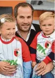  ?? Foto: Ulrich Wagner ?? Manuel Baum mit seinen Kindern Naomi und Lionel.
