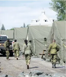  ?? PHOTO BENOÎT PHILIE ?? Quatre militaires des Forces armées canadienne­s d’origine haïtienne ont été dépêchés dans les camps de Saint-bernardde-lacolle, où logent temporaire­ment des centaines de réfugiés haïtiens, entrés irrégulièr­ement à la frontière.