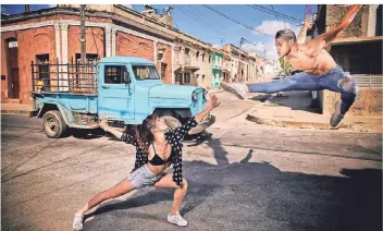  ?? FOTO: SVEN CREUTZMANN ?? Tänzer Yordi Pérez Cardoso tanzt mit einer Partnerin aus dem Ensemble von „Ballet Revolutión“in den Straßen von Cienfuegos auf Kuba.