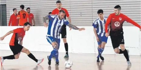  ?? FOTO: HKB ?? Beim Gosheimer Hallenfußb­allturnier besiegt der SV Bubsheim (blau-weiß) in einer torreichen Partie den FC RW Reichenbac­h (rot) 4:3.