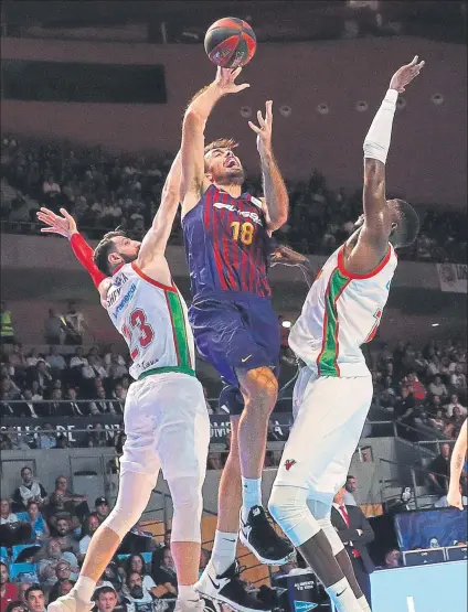  ?? FOTO: EFE ?? Pierre Oriola intenta avanzar hacia el aro ante Shengelia y Diop. El Barça se puso las pilas en la segunda mitad.