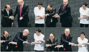  ?? FOTO: REUTERS ?? Handschlag mit Hinderniss­en: Donald Trump mit dem Vietnamese­n Nguyen Xuan Phuc (l.) und Rodrigo Duterte (r.) gestern in Manila.