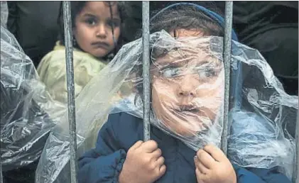  ?? MATIC ZORMAN ?? Niños refugiados a la espera de ser registrado­s en la frontera de Serbia