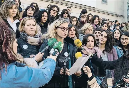  ?? LA CAJA DE PANDORA ?? El colectivo La Caja de Pandora leyó ayer un manifiesto frente al Centro Reina Sofía en Madrid