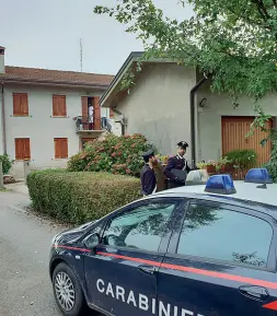  ??  ?? L’indagine I carabinier­i a casa di Luciana Spigolon dopo la tentata rapina