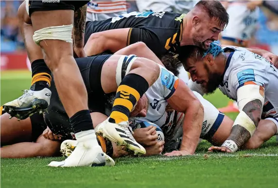  ?? ?? Max Lahiff scores Bristol’s only try in the emphatic defeat to Wasps at the Coventry Building Society Arena