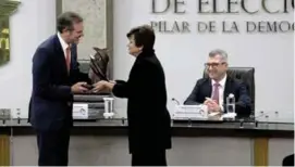  ?? ?? RECONOCIDO.
Lorenzo Córdova, al recibir un premio para el INE, ayer, en Costa Rica.