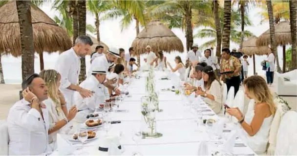  ??  ?? La celebració­n se prolongó desde el 16 al 22 de enero e incluyó cenas y almuerzos en la playa. Un violinista local interpretó el “Feliz Cumpleaños”, que “Pico” registró en su celular y compartió en redes.