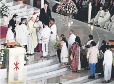  ??  ?? El cardenal Carlos Aguiar Retes ofició la Misa de las Rosas en la Basílica de Guadalupe, al celebrarse los 487 años de la aparición de la Virgen.