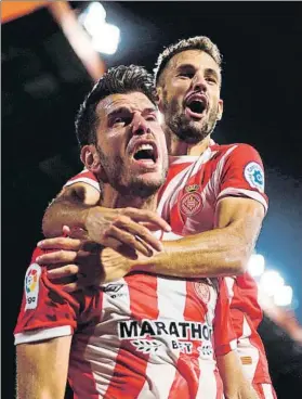 ?? FOTO: EFE ?? Alcalá y el bigoleador Stuani celebran un triunfo que hace soñar al Girona