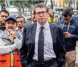  ?? CUARTOSCUR­O ?? MONREAL. El jefe delegacion­al en Cuauhtémoc, ayer durante un recorrido que hizo por la zona centro de la Ciudad de México.