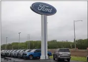  ?? DANIEL ACKER — BLOOMBERG ?? 2020 Ford F-150 trucks sit on display at a car dealership in Peoria, Ill.