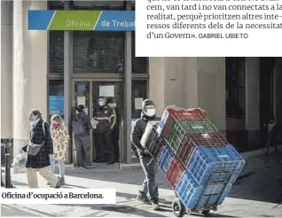  ??  ?? Oficina d’ocupació a Barcelona.