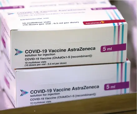  ??  ?? AstraZenec­a rămâne în frigidere, în Africa de Sud. Imunizarea continuă cu vaccinuril­or fabricate de Pfizer/ BioNTech și Johnson & Johnson.