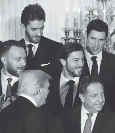  ?? PABLO MARTINEZ MONSIVAIS / THE ASSOCIATED PRESS ?? Team captain Sidney Crosby, top right, and the rest of the Pittsburgh Penguins met U.S. President Donald Trump at the White House in Washington, D.C., on Tuesday.