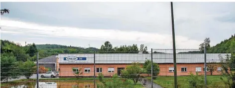  ?? FOTO: ROLF RUPPENTHAL ?? Im ehemaligen Eifler-Werk in Nohfelden-Eckelhause­n, das von der Cablex-Gruppe übernommen wurde, werden Kabelbäume produziert.