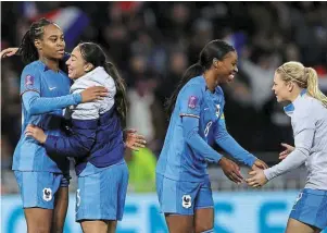  ?? | PHOTO : AFP ?? Les Bleues se congratule­nt après leur qualificat­ion en finale de la Ligue des nations. Elles affrontero­nt l’Espagne, à Séville, mercredi (21 h).