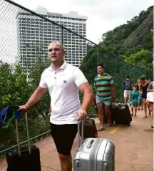  ?? Fernando Frazão/Agência Brasil ?? Turistas deixam hotel Sheraton a pé, enquanto ônibus soterrado bloqueava a av. Niemeyer