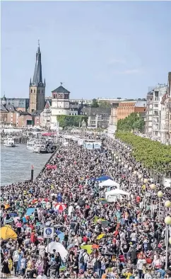  ??  ?? Beim Japan-Tag im Jahr 2016 wurde es bedenklich eng. Düsseldorf hat daraus gelernt.