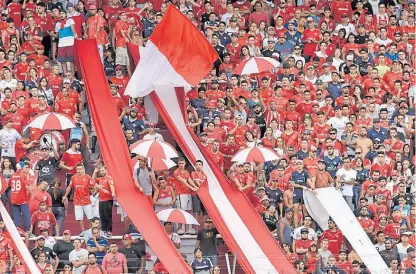  ?? FOTOBAIRES ?? Rojos. La hinchada cantó contra el presidente Macri cuando el equipo ya le ganaba a Banfield.