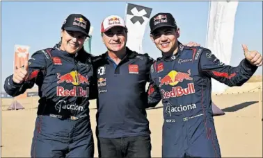  ?? ?? Laia Sanz, Carlos Sainz y Fraser McConnell celebran la victoria en la primera carrera del año.