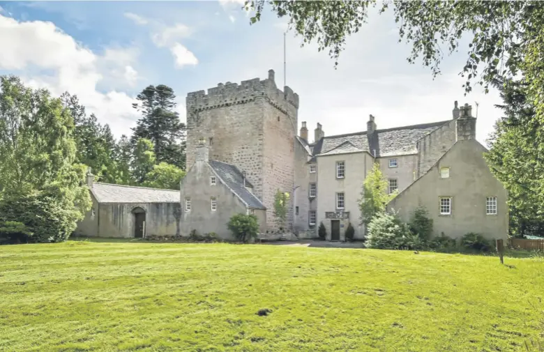  ?? ?? Kilravock Castle in Croy near Inverness, was the original seat of the Clan Rose, who are descended from Norman ancestry. Records show that it dates back to around 1460 when the Baron of Kilravock built a defensive tower on the site